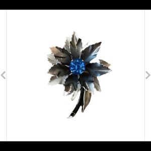 Beautiful leaf brooch in silver tone with large blue stone in center m